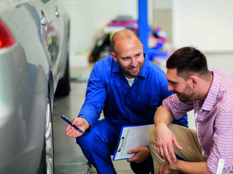 Mechaniker und Kunden besprechen Herstellergarantie beibehalten bei TOP Markenspezialist AB Auto-Bauer GmbH & Co. KG. Spezialist für Renault & Dacia