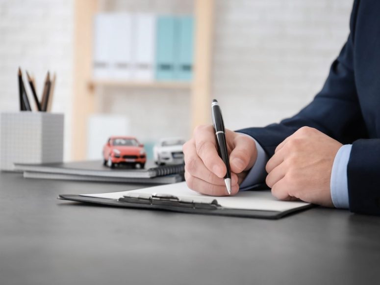 Kunde von AB Auto-Bauer GmbH & Co. KG TOP Markenspezialist für Renault & Dacia unterzeichnet eine Neuwagen-Vollmacht.
